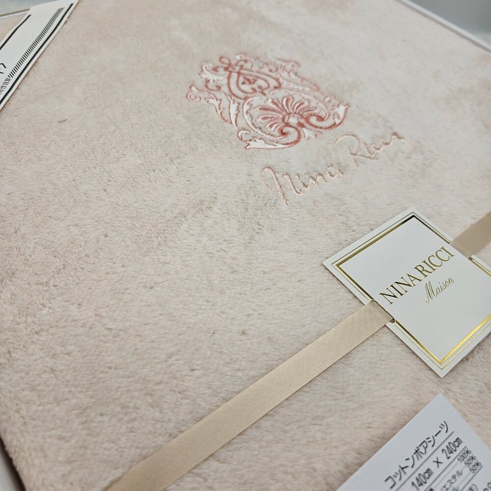 Nina Ricci Blanket - Picture 10 of 16
